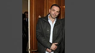Reconocido autor francés de 50 años dice que no puede salir con mujeres de su edad: "Son invisibles"
