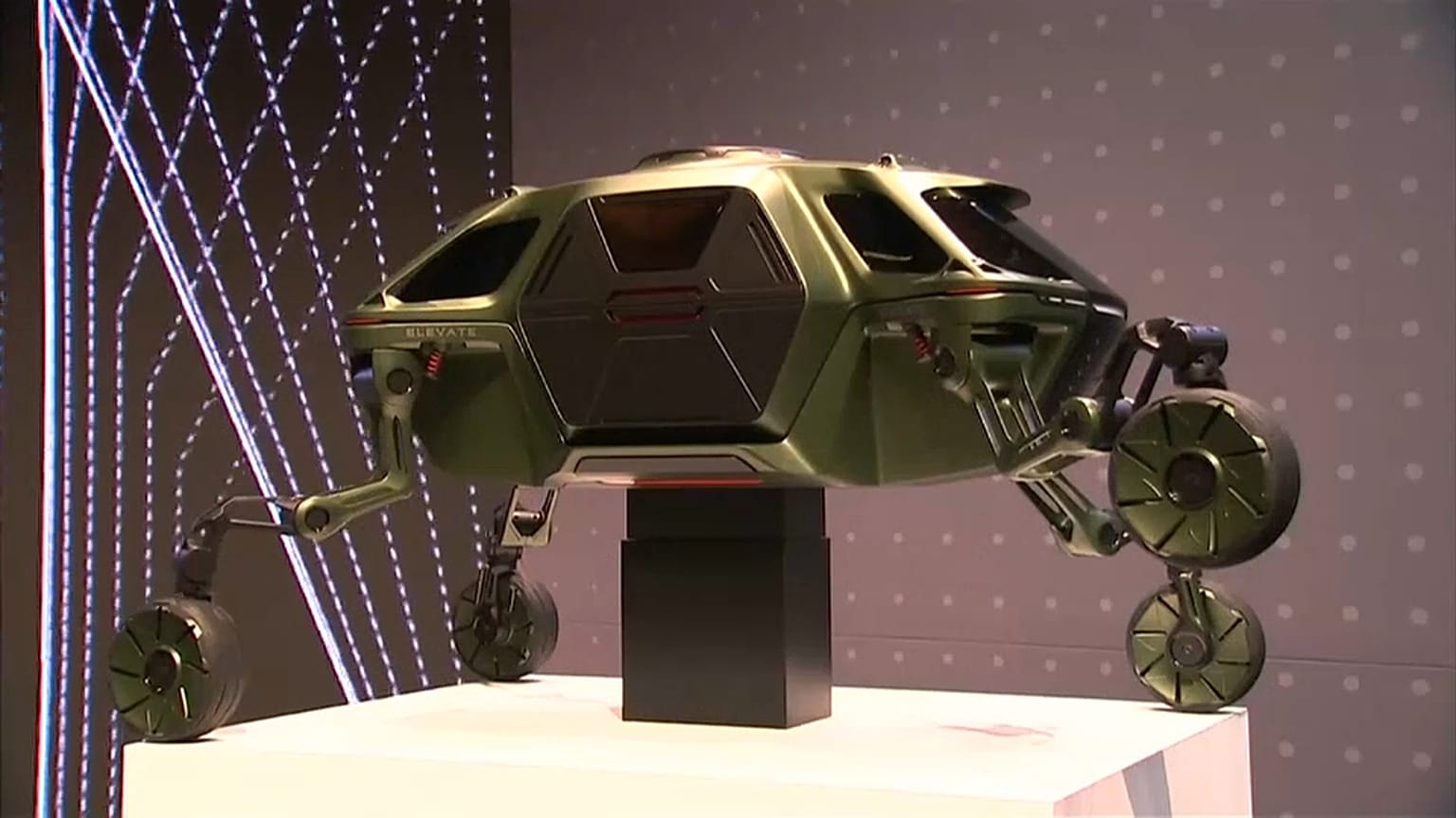 Yürüyen ve tırmanabilen otomobil-robot Elevate Las Vegas Elektronik Fuarı CES'in gözdesi