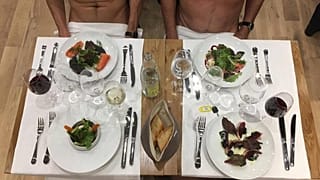 Érdeklődés hiányában bezár Párizs egyetlen nudista étterme