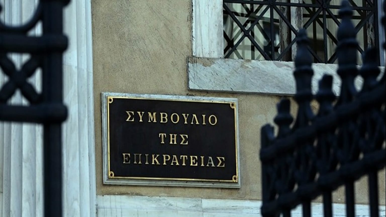 Συνταγματική η λειτουργία των καταστημάτων τις Κυριακές