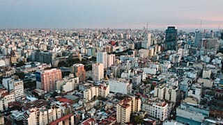 De Venezuela a Argentina, a pie, para llegar al parto de su novia
