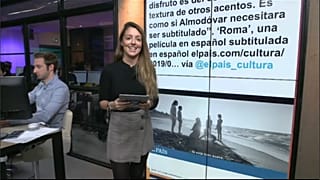 Cuarón con su Globo de Oro por mejor director por "Roma"