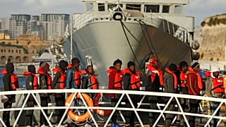 Migrantes desembarcam no porto Marsamxett, em La Valletta