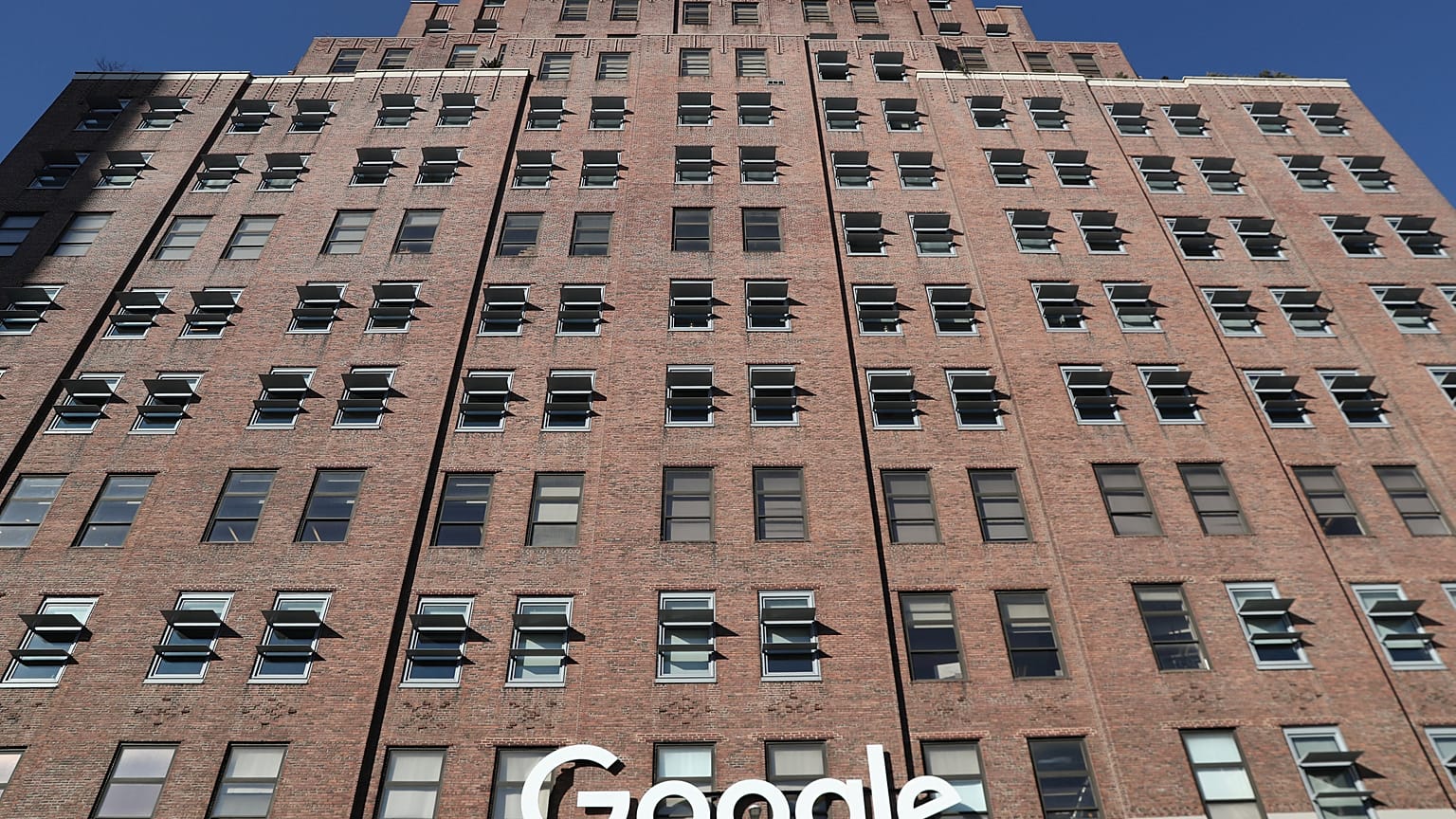 Google'ın Fransa merkezinde 'vergi kaçırma' protestosu