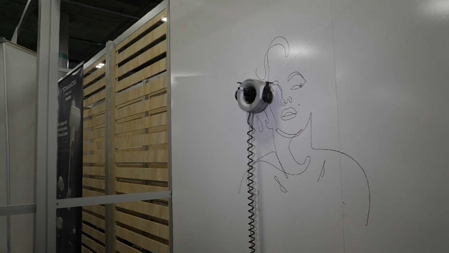 CES apresenta robô que desenha