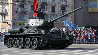 Rus devletinin finanse ettiği savaş filmi T-34'ten gişe rekoru