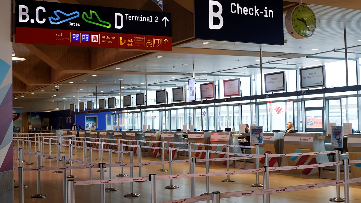 Üres utasfelvételi csarnok a Köln-Bonn reptéren