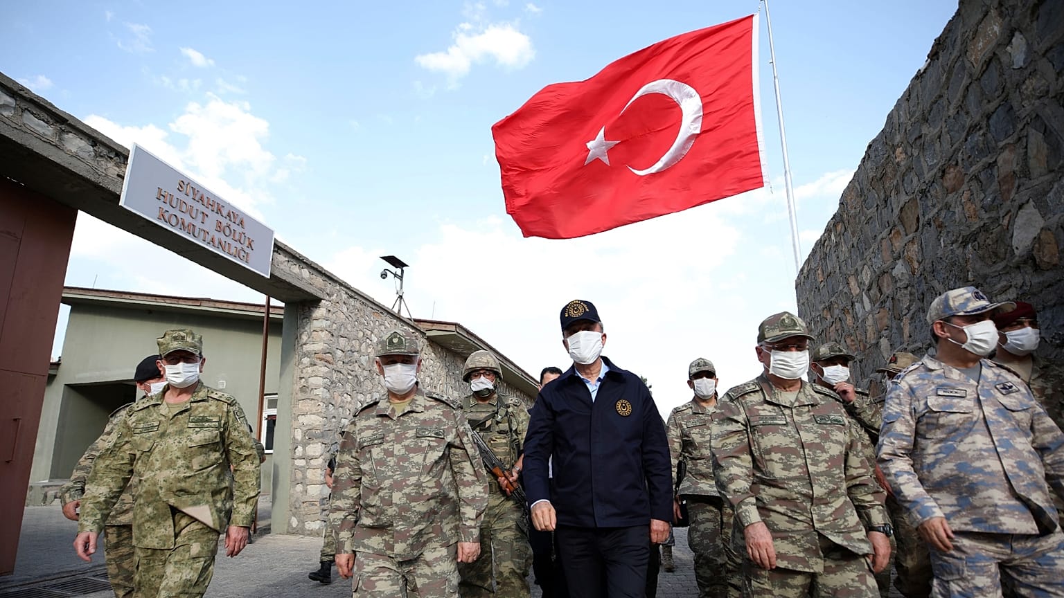 Hulusi Akar, Irak sınırında Türk birliklerini ziyareti esnasında