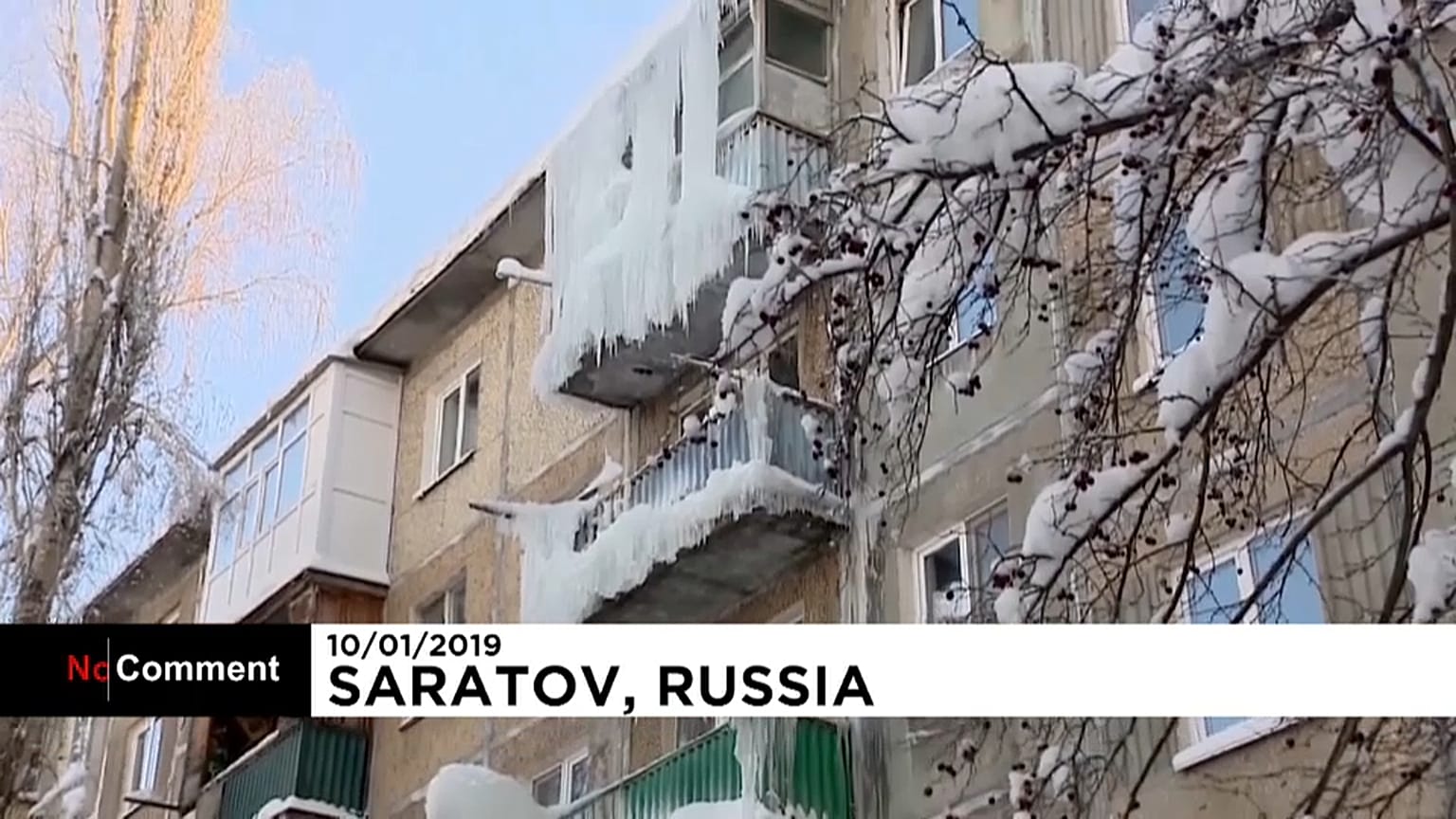 Jégcsapok borítottak be egy oroszországi panelházat