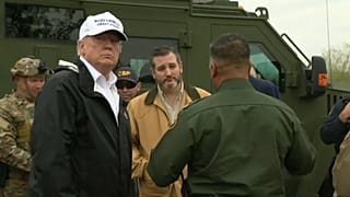 Trump a mexikói határnál kampányolt a falért