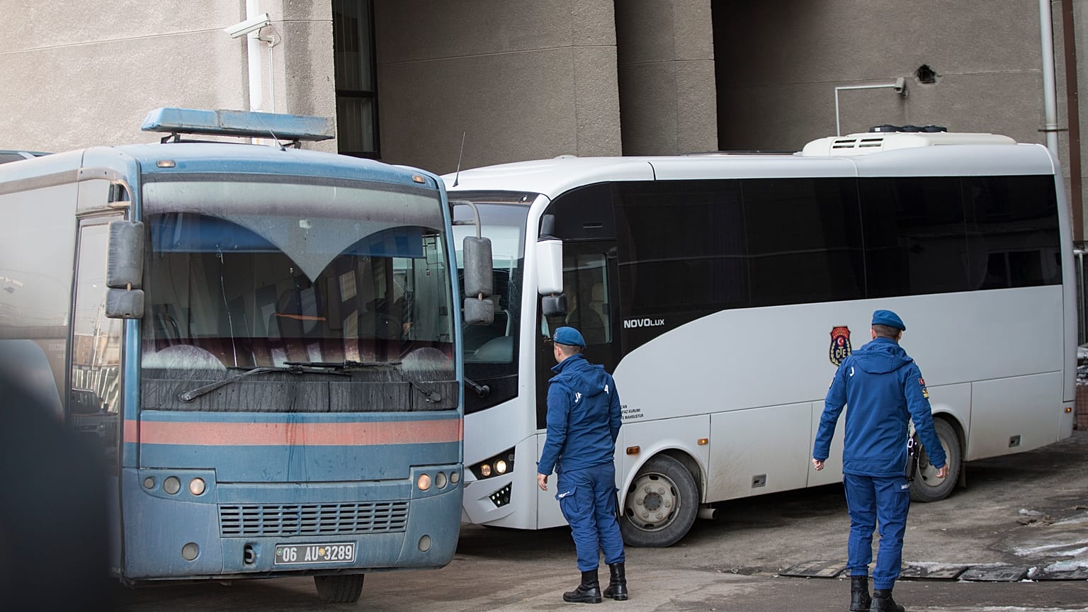 'Ankesörlü telefon' operasyonu: 100'den fazla askere gözaltı kararı