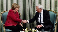Merkel in Grecia: “Germania si assume responsabilità per crimini nazisti”