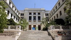 Κουκουλοφόροι επιτέθηκαν σε αστυνομικούς έξω από την ΑΣΟΕΕ - Ένας τραυματίας
