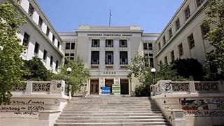 Κουκουλοφόροι επιτέθηκαν σε αστυνομικούς έξω από την ΑΣΟΕΕ - Ένας τραυματίας