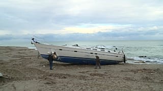 Veliero con 51 curdi in secca davanti a Melissa, in Calabria