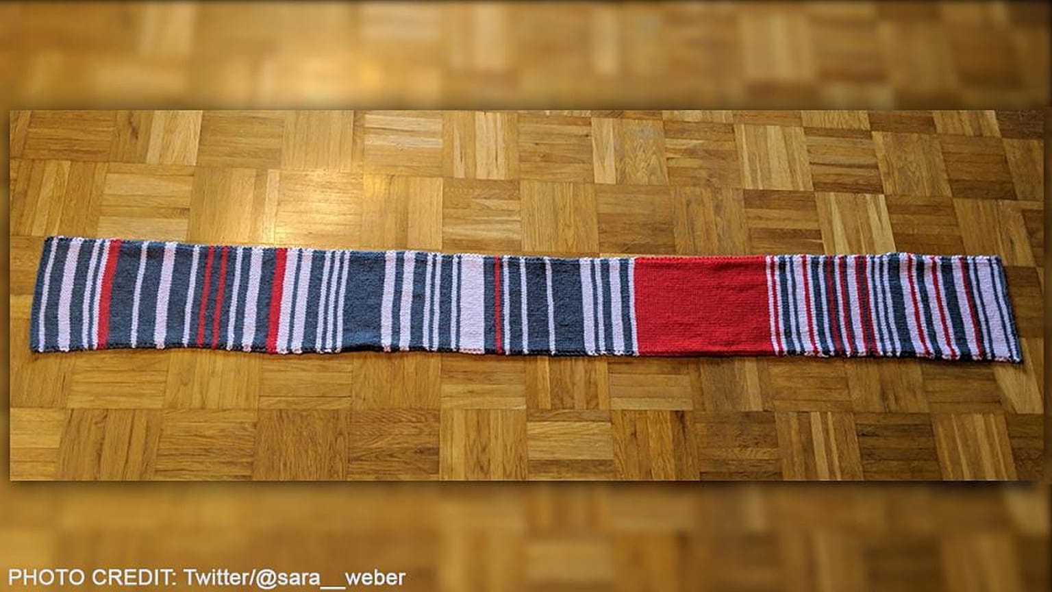 Rot steht für lange Wartezeit: Pendlerin strickt „Bahn-Verspätungsschal“
