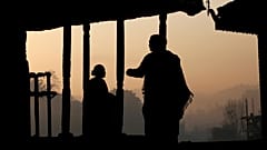 خرافات تقتل.. وفاة سيدة مع طفليها بعد عزلهم في كوخ لأن الأم كانت في فترة الحيض