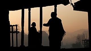 خرافات تقتل.. وفاة سيدة مع طفليها بعد عزلهم في كوخ لأن الأم كانت في فترة الحيض