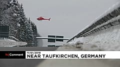 Un hélicoptère utilise ses hélices pour retirer la neige des arbres