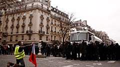 Francia, gilet gialli mobilitati per il nono sabato consecutivo