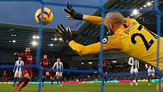 هدف صلاح من ركلة جزاء يبقي ليفربول في صدارة دوري انجلترا 