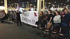 Dühös diákok spontán tüntetéssel fogadták a helyettes államtitkárt