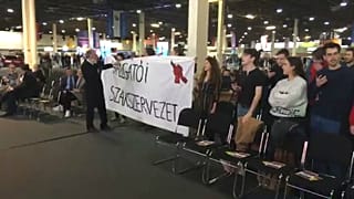 Dühös diákok spontán tüntetéssel fogadták a helyettes államtitkárt
