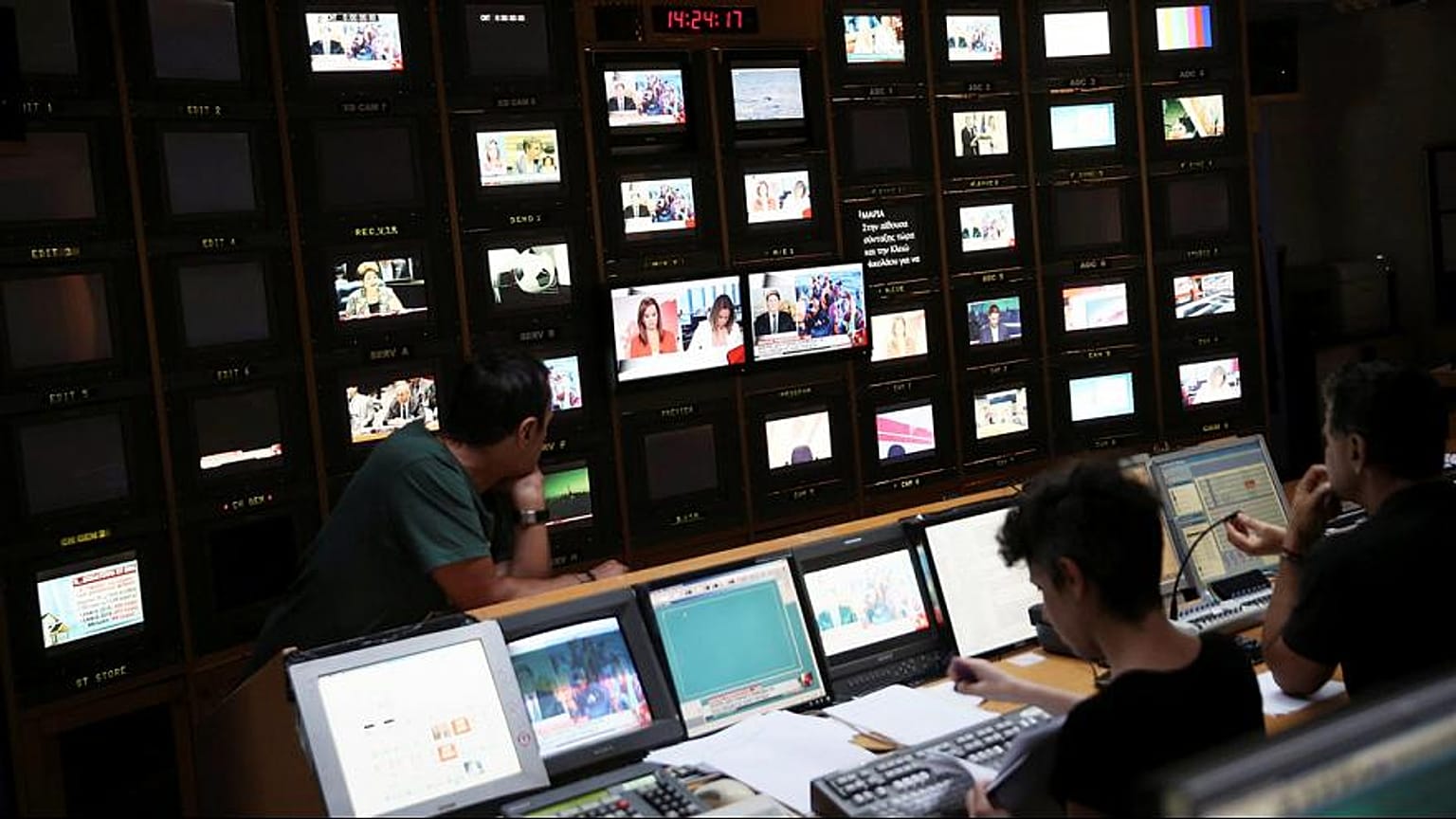 Yunan öğretmenler devlet televizyonu ERT'yi canlı yayın sırasında işgal etti