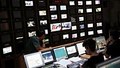 Yunan öğretmenler devlet televizyonu ERT'yi canlı yayın sırasında işgal etti