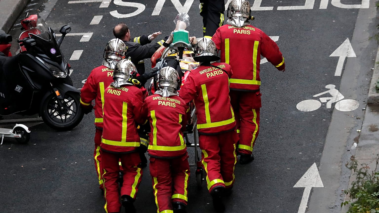 Bombeiros de Paris descobrem corpo nos escombros após explosão