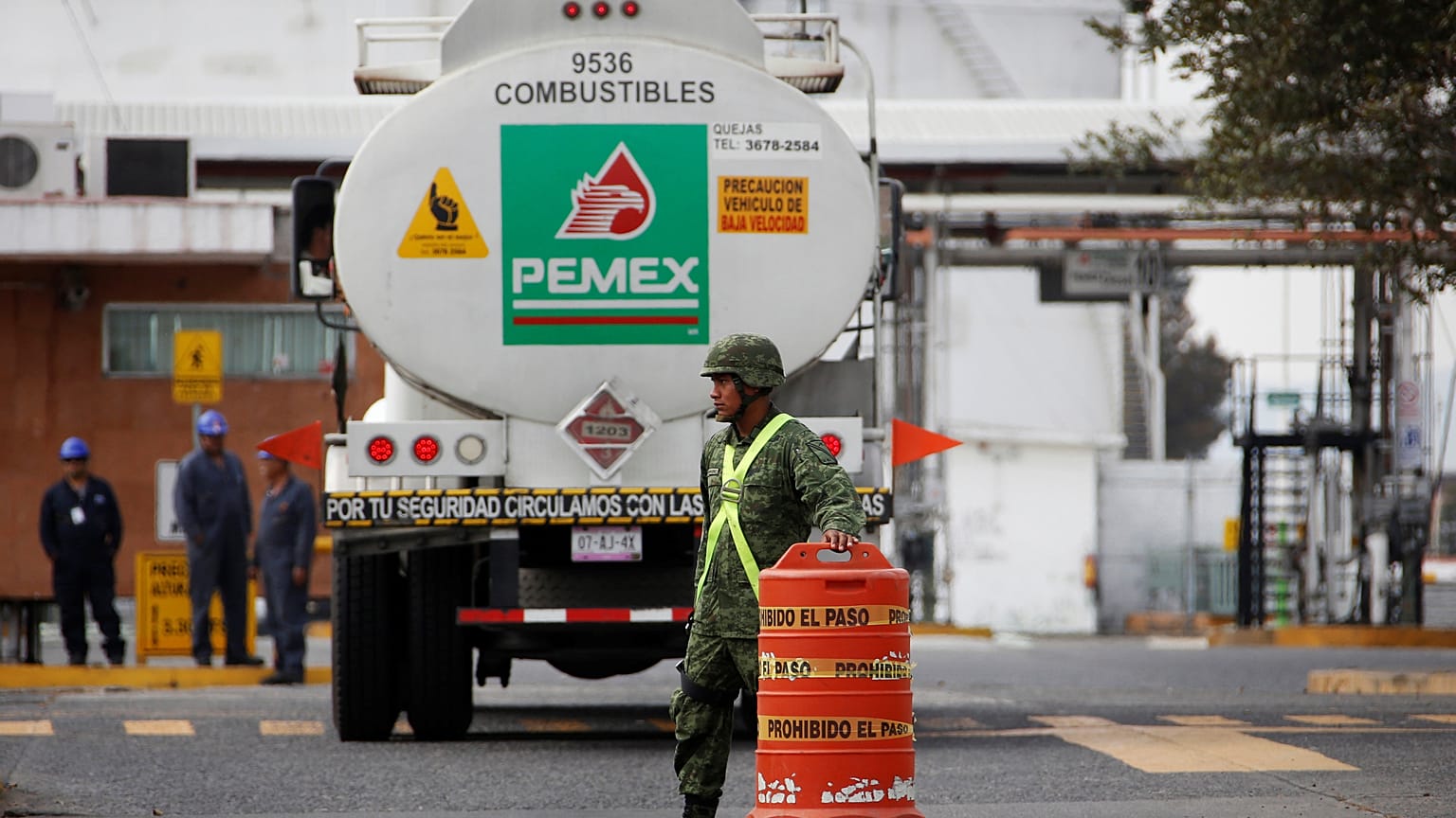 Un soldado en un almacén de PEMEX, Guadalajara, México, 11/01/2019