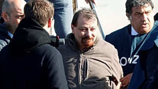 L'ex-activiste Battisti, extradé, aux mains des autorités italiennes.