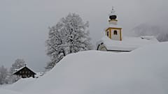 Localidade austríaca fica soterrada na neve
