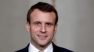 Макрон зовёт французов на дебаты