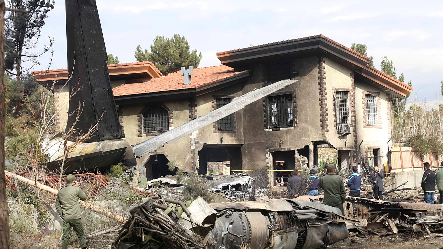 Tragedia al estrellarse un avión militar de carga 