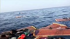 مهاجرون وثّقت مأساتهم صلبانُ نجارٍ إيطالي مصنوعة من خشب القوارب الغارقة