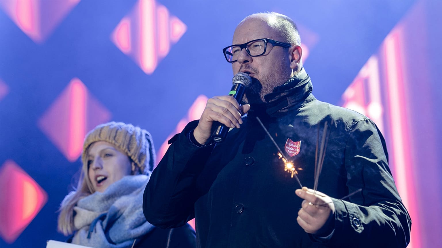 Pawel Adamowicz momentos antes de ser apunhalado mortalmente