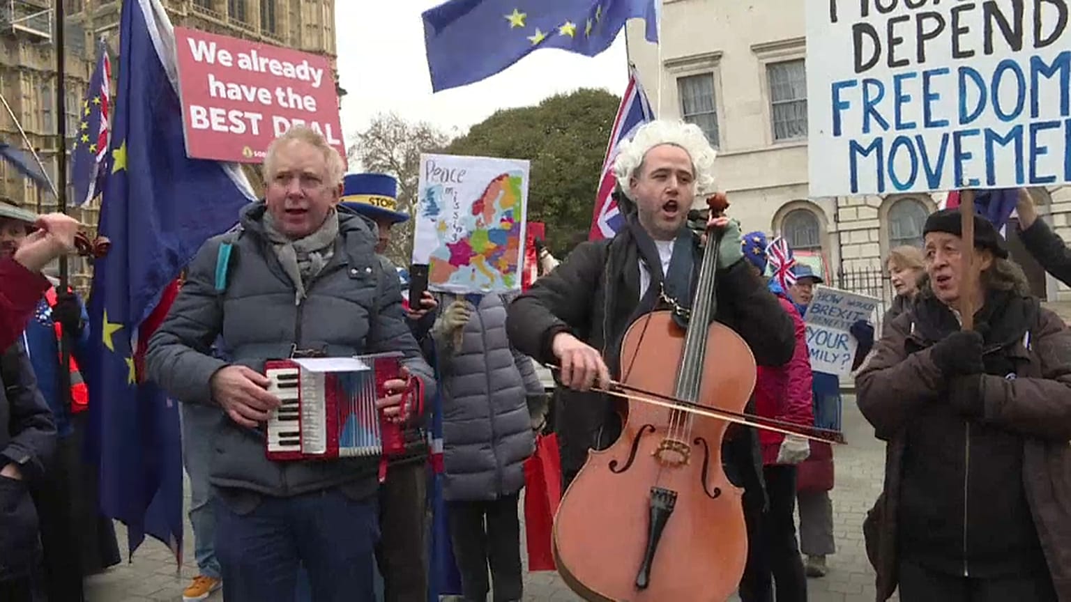 Opernsänger Simon Wallfisch vor dem Parlament in London