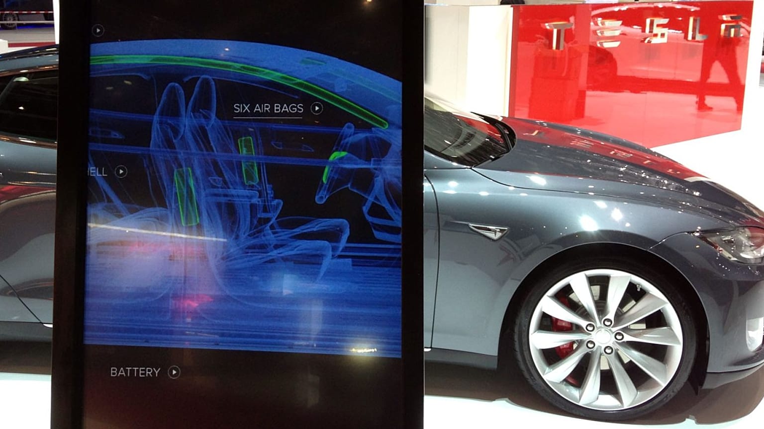 Tesla yeni aracı Model 3'ü hackleyene bedava verecek