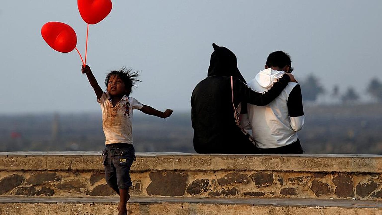 هل يستبدل "يوم الأخت" بـ "عيد الحب" في باكستان؟