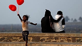 هل يستبدل "يوم الأخت" بـ "عيد الحب" في باكستان؟