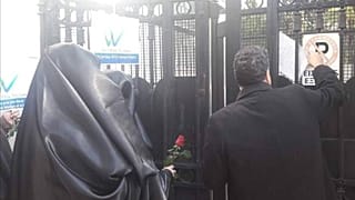 Διαμαρτυρία με μπούργκες έξω από την ιταλική πρεσβεία στην Αθήνα