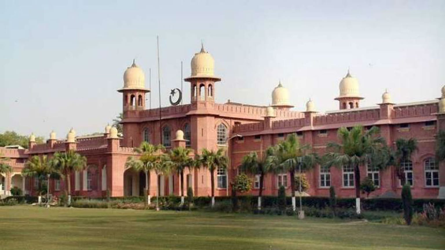 'Sevgililer Günü'nü yasaklayan Pakistan Üniversitesi 'İslami' çözüm getirdi: 'Bacılar Günü'