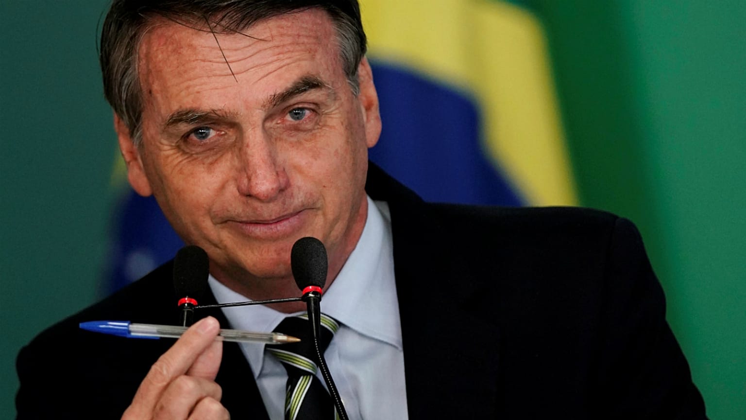 Jair Bolsonaro pouco antes de assinar o decreto da posse de armas