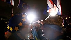 Brexit-Befürwoter und Brexit-Gegner vor dem Parlament in London