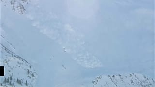 Отель оказался погребен под лавиной