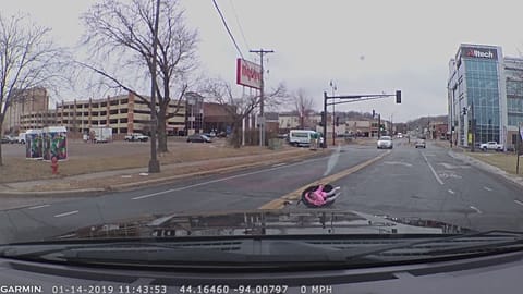 In voller Fahrt: Mutter verliert Kleinkind im Autositz 