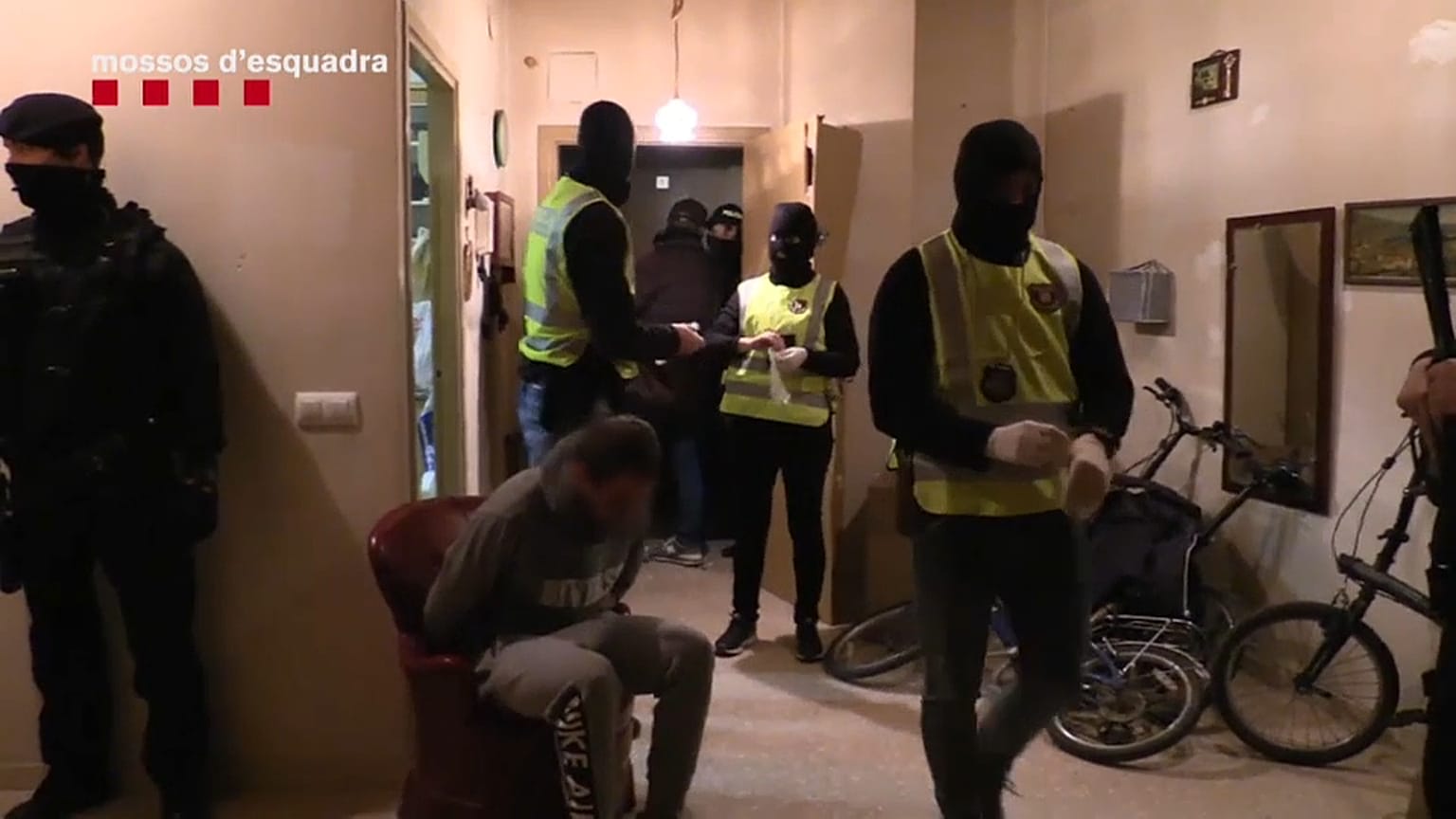 شاهد: اعتقال 17 شخصا في برشلونة على صلة بخلية إرهابية