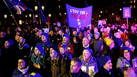 Brexit: Πανηγυρισμοί έξω από το κοινοβούλιο