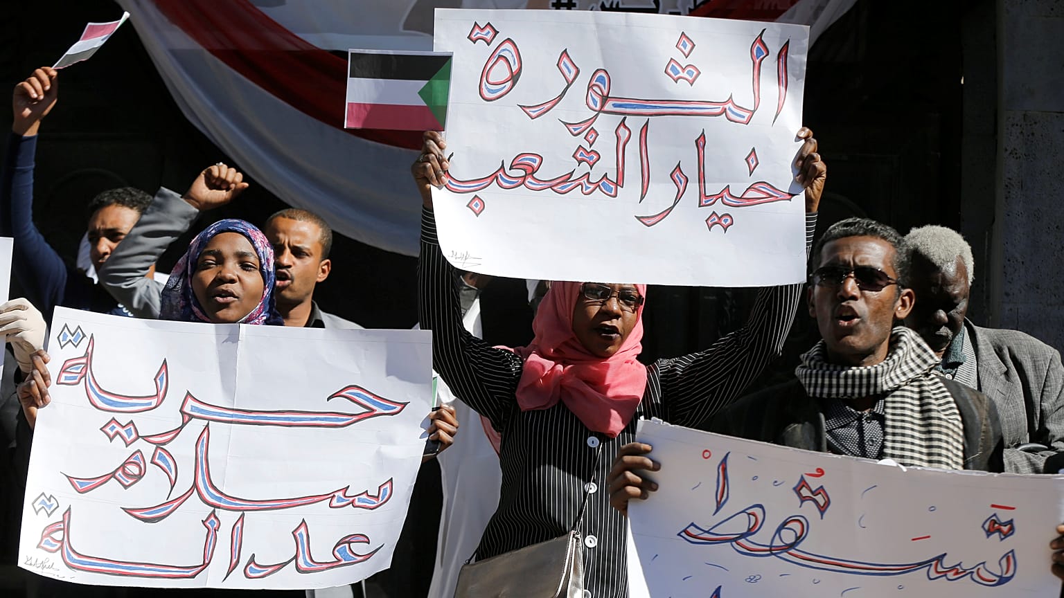 نظرة فاحصة-المحتجون بالسودان يريدون إنهاء حكم البشير المستمر منذ 30 عاما